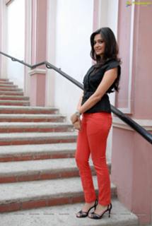Kriti Kharbanda feet photo thumbnail