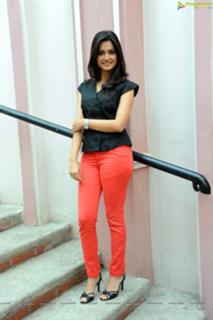 Kriti Kharbanda feet photo thumbnail