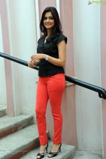 Kriti Kharbanda feet photo thumbnail