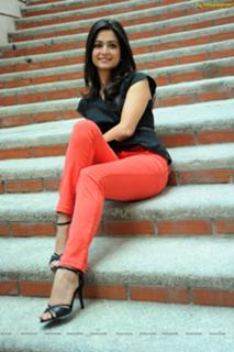 Kriti Kharbanda feet photo thumbnail