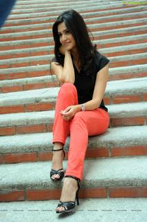 Kriti Kharbanda feet photo thumbnail