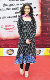 Kriti Kharbanda feet photo thumbnail