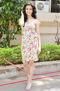 Kriti Kharbanda feet photo thumbnail