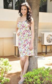 Kriti Kharbanda feet photo thumbnail