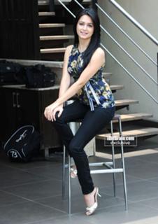 Kriti Kharbanda feet photo thumbnail