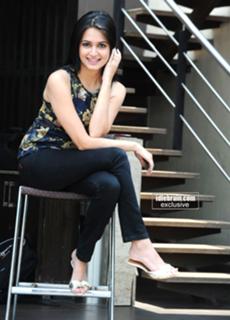 Kriti Kharbanda feet photo thumbnail