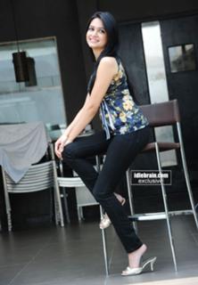 Kriti Kharbanda feet photo thumbnail