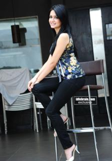 Kriti Kharbanda feet photo thumbnail