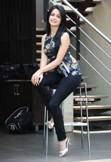 Kriti Kharbanda feet photo thumbnail