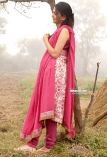 Kriti Kharbanda feet photo thumbnail