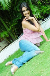 Kriti Kharbanda feet photo thumbnail
