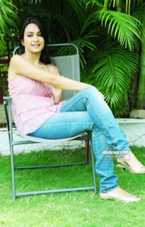 Kriti Kharbanda feet photo thumbnail
