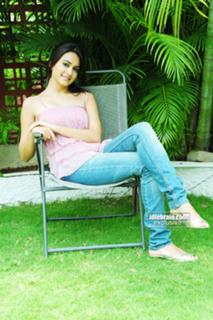 Kriti Kharbanda feet photo thumbnail