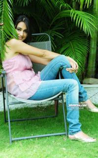 Kriti Kharbanda feet photo thumbnail