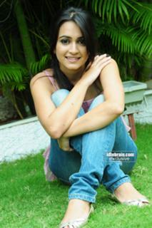 Kriti Kharbanda feet photo thumbnail