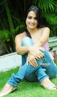 Kriti Kharbanda feet photo thumbnail