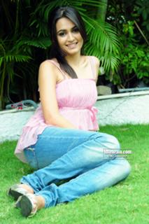 Kriti Kharbanda feet photo thumbnail