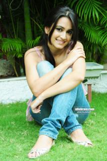 Kriti Kharbanda feet photo thumbnail