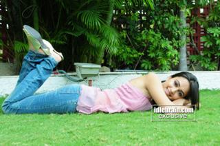 Kriti Kharbanda feet photo thumbnail