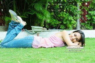 Kriti Kharbanda feet photo thumbnail