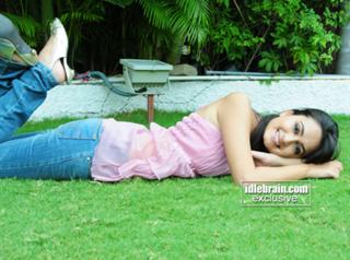 Kriti Kharbanda feet photo thumbnail