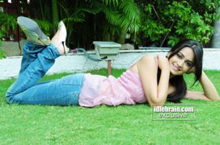 Kriti Kharbanda feet photo thumbnail
