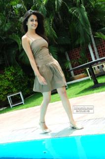 Kriti Kharbanda feet photo thumbnail