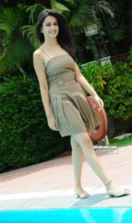 Kriti Kharbanda feet photo thumbnail