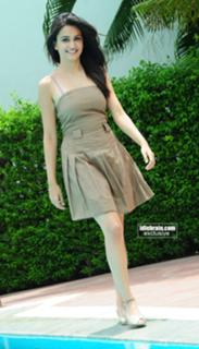 Kriti Kharbanda feet photo thumbnail