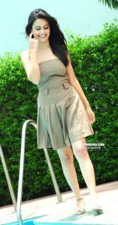 Kriti Kharbanda feet photo thumbnail
