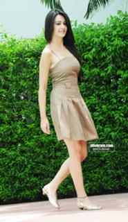 Kriti Kharbanda feet photo thumbnail
