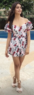Kriti Kharbanda feet photo thumbnail