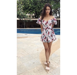 Kriti Kharbanda feet photo thumbnail
