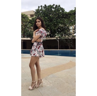Kriti Kharbanda feet photo thumbnail