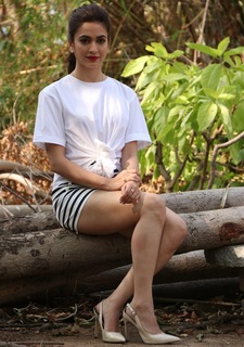 Kriti Kharbanda feet photo thumbnail