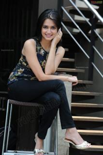 Kriti Kharbanda feet photo thumbnail