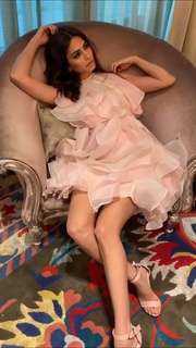 Kriti Kharbanda feet photo thumbnail