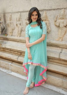Kriti Kharbanda feet photo thumbnail
