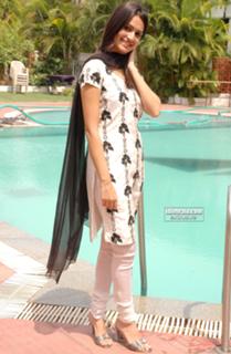 Kriti Kharbanda feet photo thumbnail