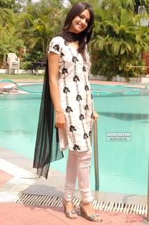 Kriti Kharbanda feet photo thumbnail