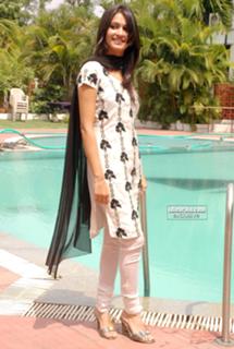 Kriti Kharbanda feet photo thumbnail