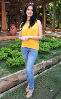 Kriti Kharbanda feet photo thumbnail