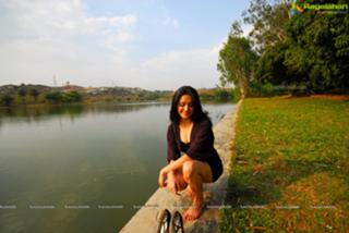 Kriti Kharbanda feet photo thumbnail