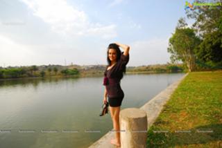 Kriti Kharbanda feet photo thumbnail