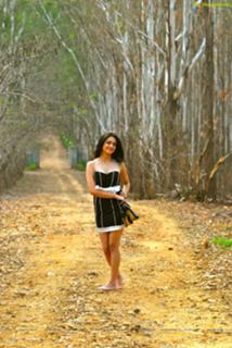 Kriti Kharbanda feet photo thumbnail