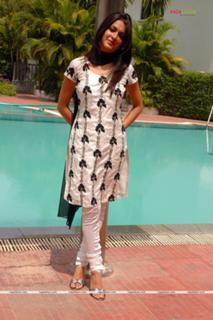 Kriti Kharbanda feet photo thumbnail