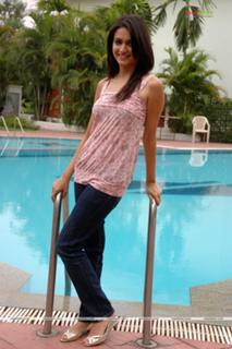 Kriti Kharbanda feet photo thumbnail