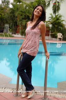 Kriti Kharbanda feet photo thumbnail