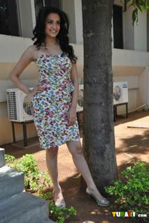 Kriti Kharbanda feet photo thumbnail
