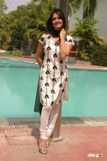 Kriti Kharbanda feet photo thumbnail